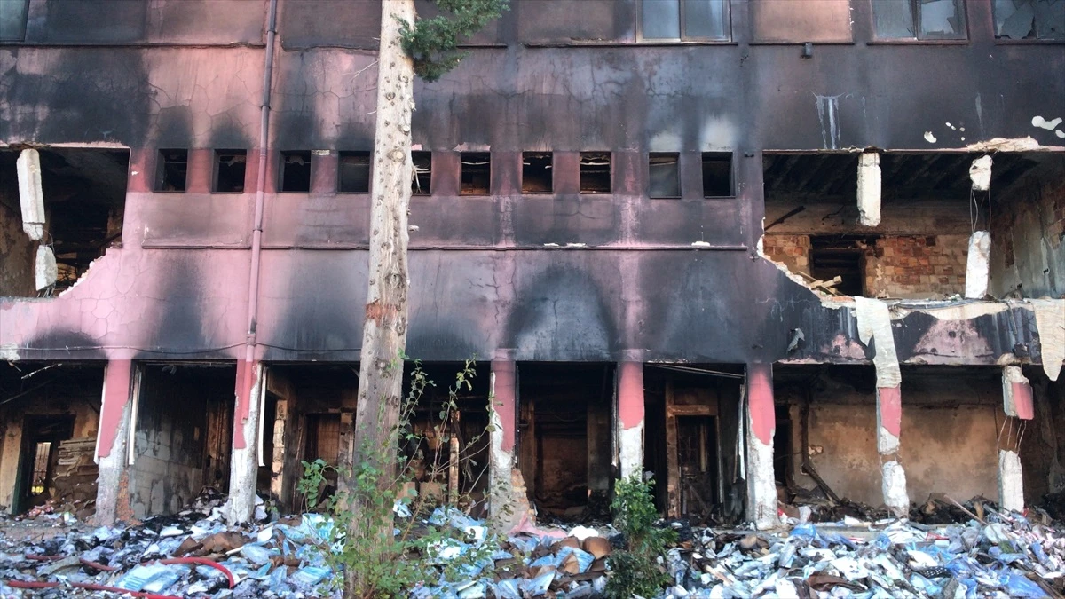 Adana\'da çıkan yangın sonucu kullanılmaz hale gelen eski devlet hastanesinde inceleme başlatıldı