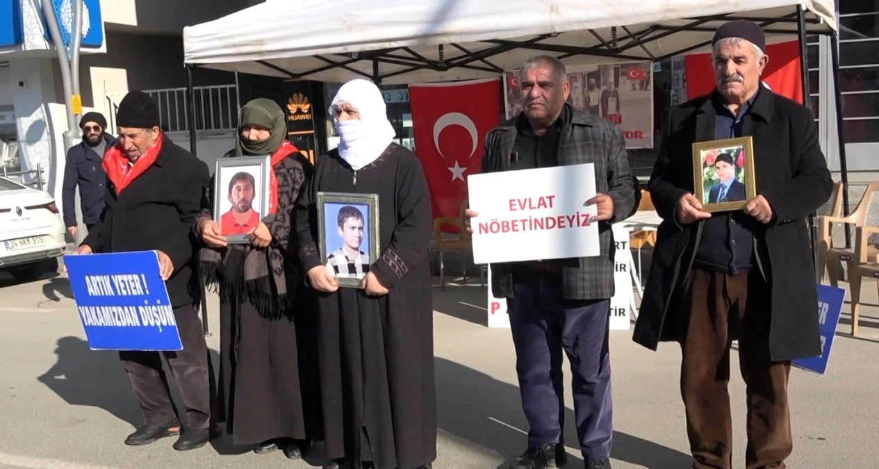 Muş\'ta aileler, çocuklarının dağa kaçırıldığı iddiasıyla HDP İl Başkanlığı önünde oturma eylemi yapıyor