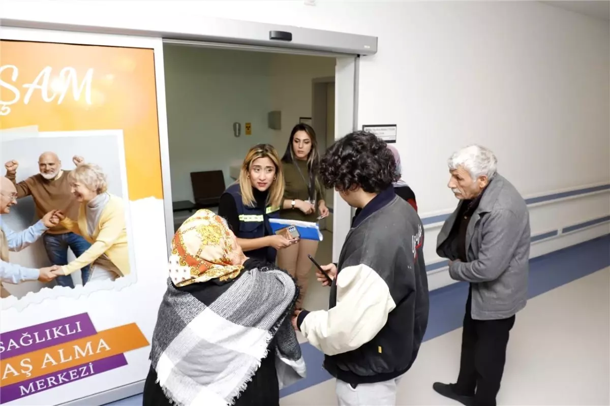 Akdeniz Belediyesi, yaş almış vatandaşları sağlık kontrolünden geçiriyor