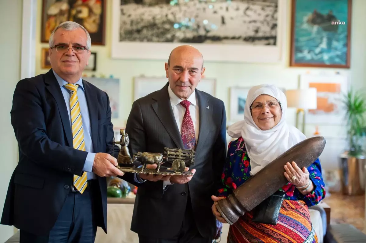 İzmir Büyükşehir Belediye Başkanı Tunç Soyer, Balkan Ülkeleri Dostluk Derneği Yönetim Kurulu Üyesi Ali Koç ve Balkan Ülkeleri Dostluk Derneği Ege Bölge Temsilcisi Gazel Demiray\'ı ağırladı