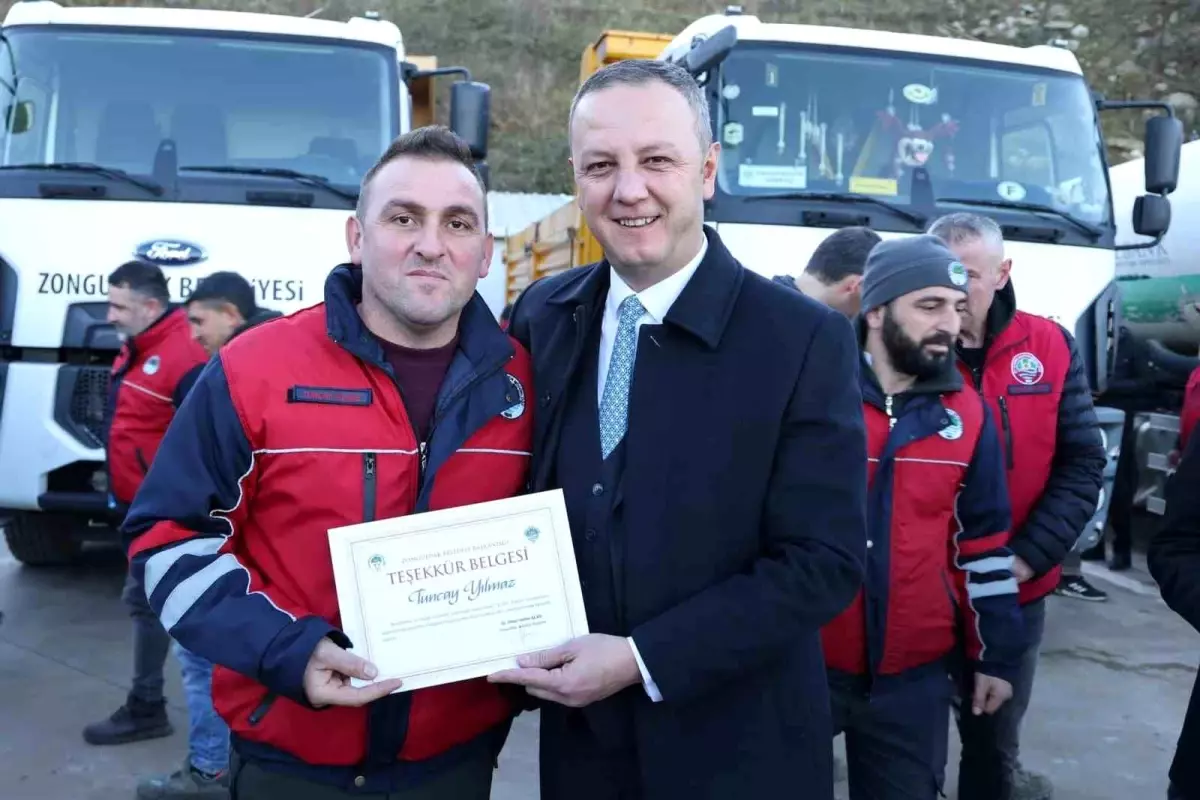 Zonguldak Belediye Başkanı, Su ve Kanalizasyon İşleri Müdürlüğü personeline teşekkür belgelerini takdim etti