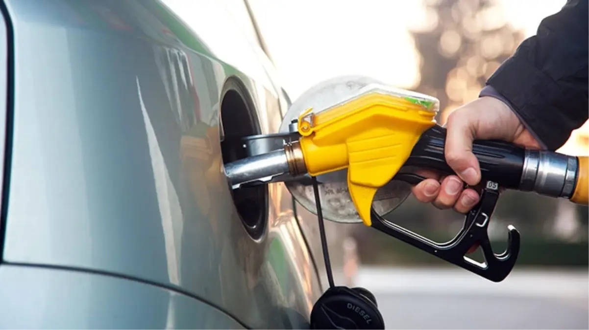 Benzine gece yar�s� 1 lira 49 kuru� zam geldi