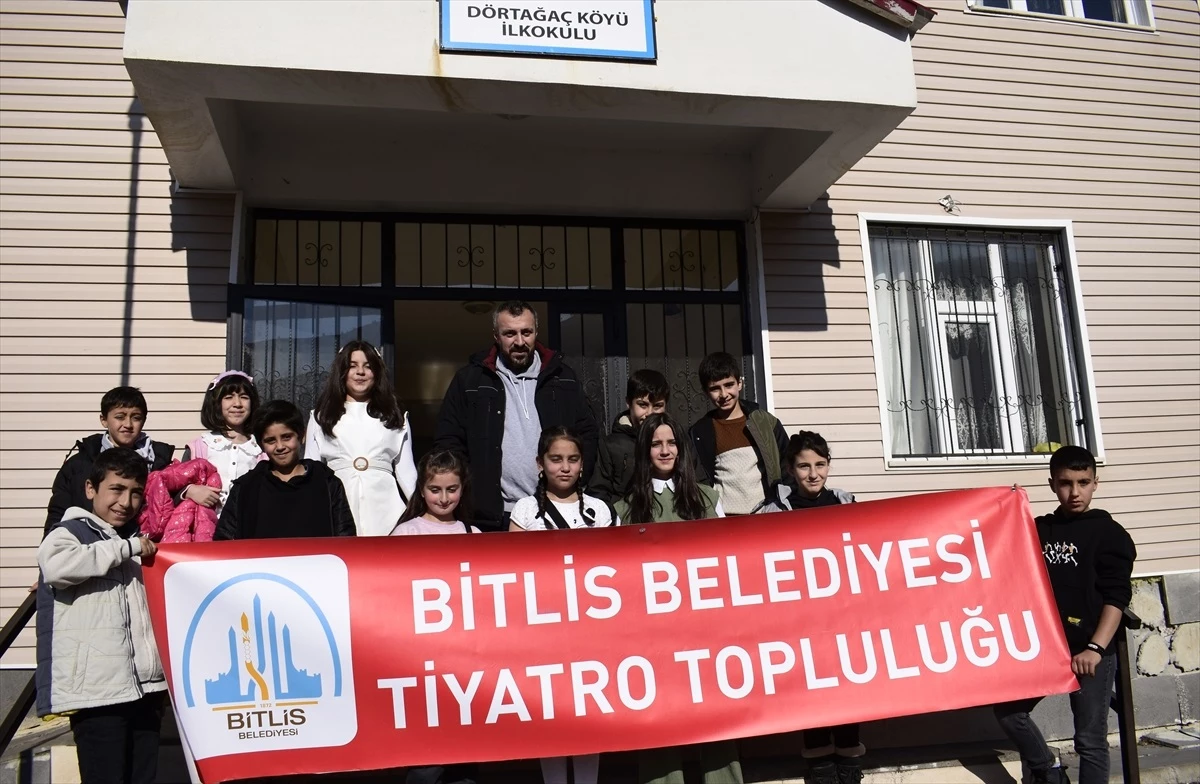 Bitlis Belediyesi Tiyatro Topluluğu, Dörtağaç Köyü İlkokulu\'nda çocukları tiyatroyla buluşturdu