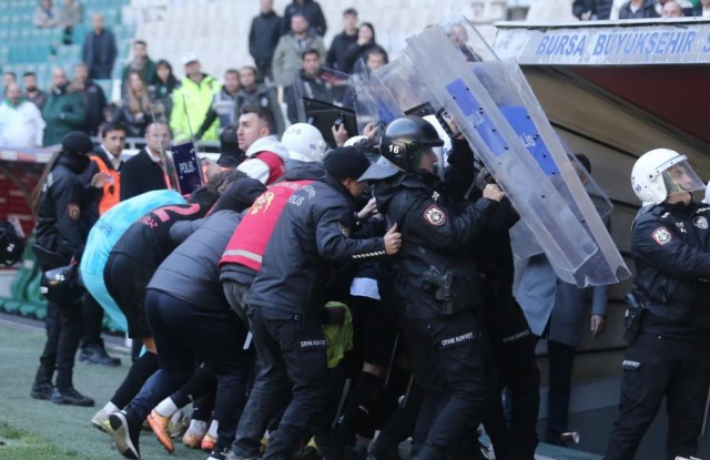 Bursaspor-Diyarbekirspor maçında kavga çıktı! Tekmeler ve kartlar havada uçuştu
