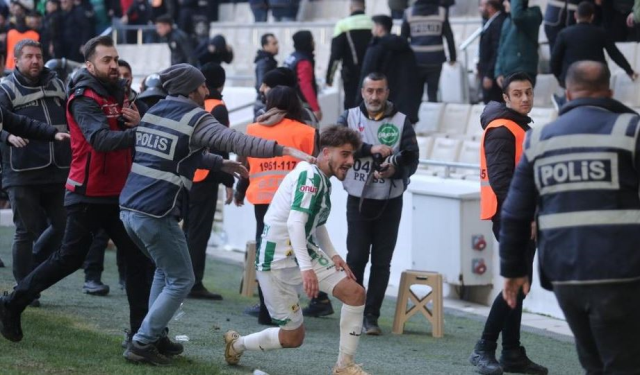 Bursaspor-Diyarbekirspor maçında kavga çıktı! Tekmeler ve kartlar havada uçuştu