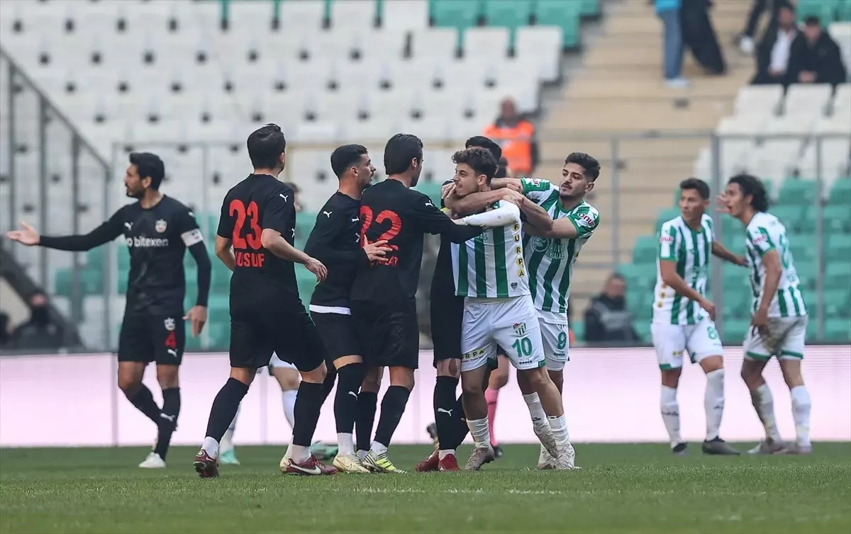 TFF 2. Lig Beyaz Grup\'ta Bursaspor ile Diyarbekirspor arasında arbede yaşandı