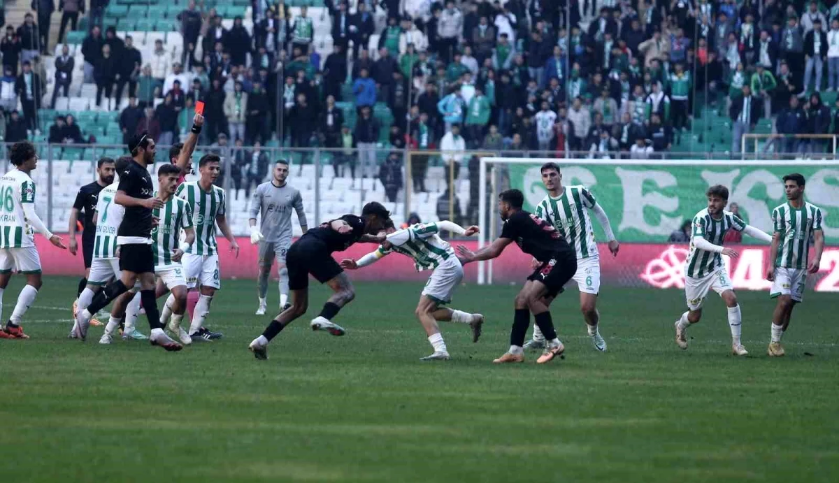 Bursaspor-Diyarbekirspor maçında kavga! Tekmeler ve kartlar havada uçuştu