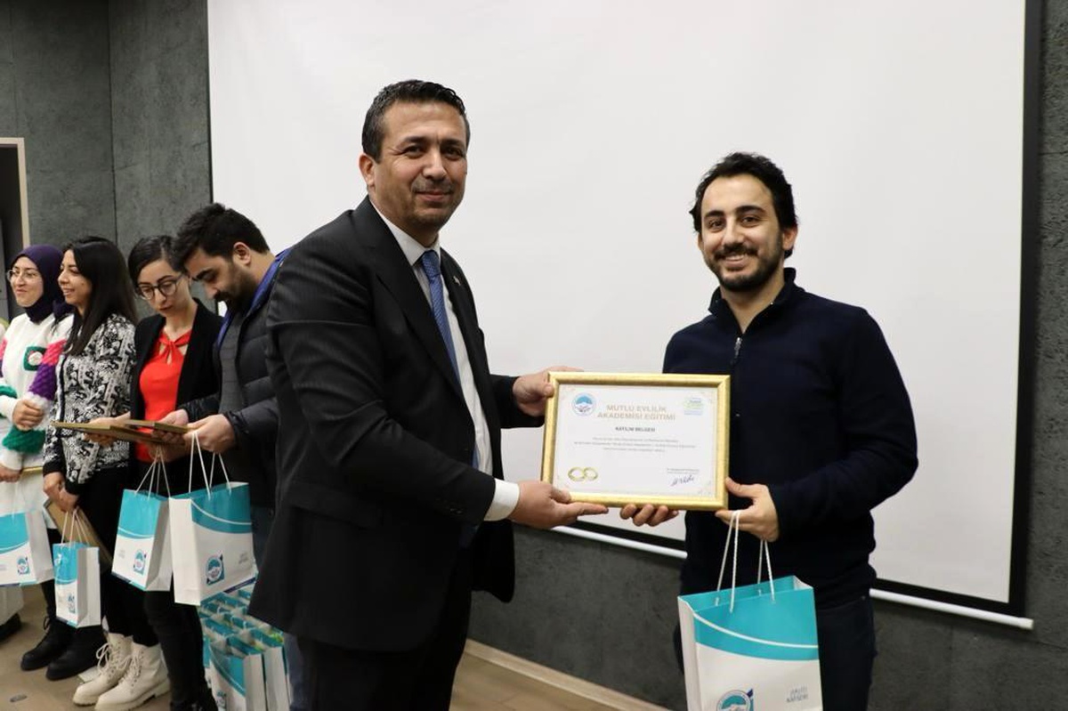 Kayseri\'de Mutlu Evlilik Akademisi\'nde 97 kişi sertifikalarını aldı
