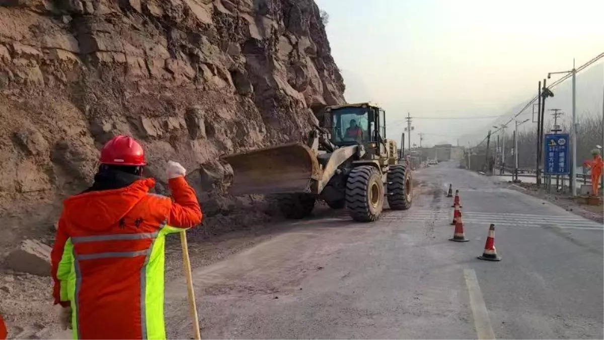 Çin\'deki depremden etkilenen bölgelerdeki otoyollar trafiğe açıldı