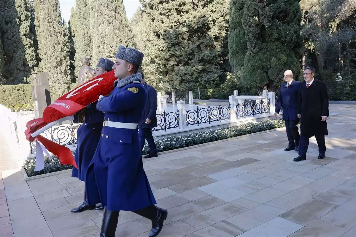 Cumhurbaşkanı Yardımcısı Yılmaz, Bakü\'de şehitlikleri ziyaret etti