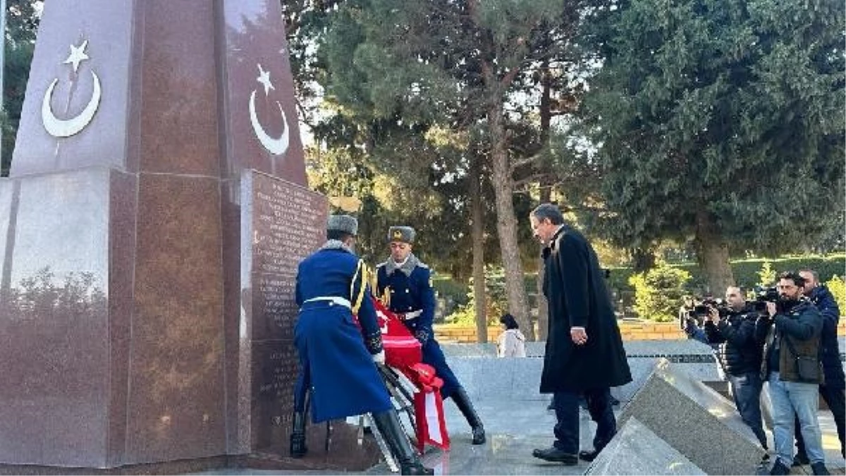 Cumhurbaşkanı Yardımcısı Yılmaz, Bakü\'de Türk Şehitliği\'ni ziyaret etti