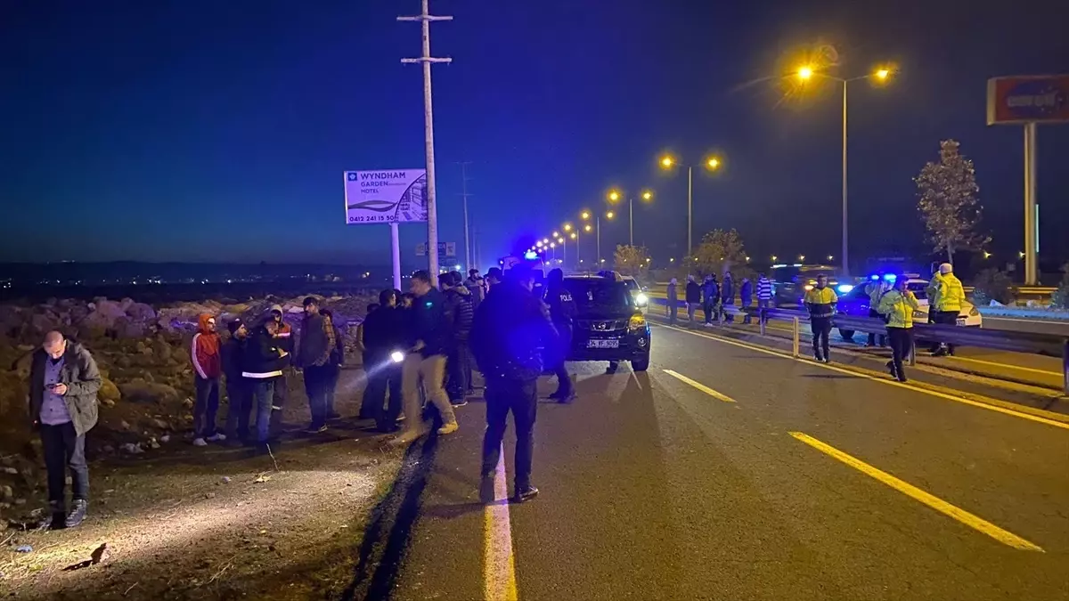 Diyarbakır\'da otomobile çarpan minibüsün yol kenarına savrulduğu kazada 7 kişi yaralandı