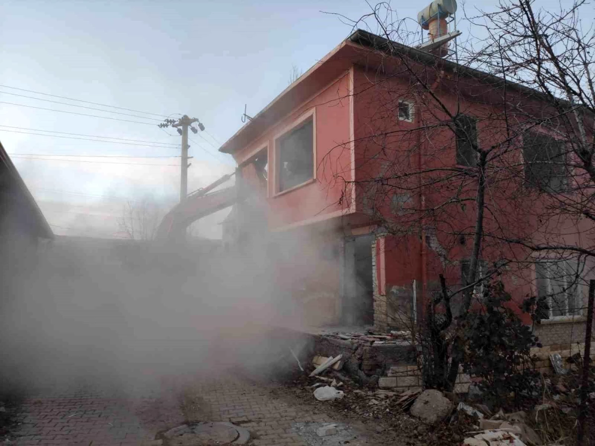 Malatya\'da ağır hasarlı binaların yıkımı devam ediyor