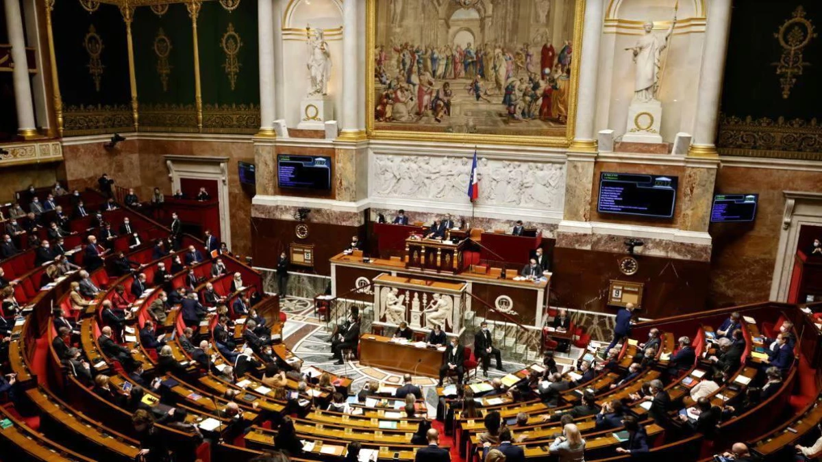 Fransa Parlamentosu Göç Politikasını Sertleştiren Yasa Tasarısını Onayladı