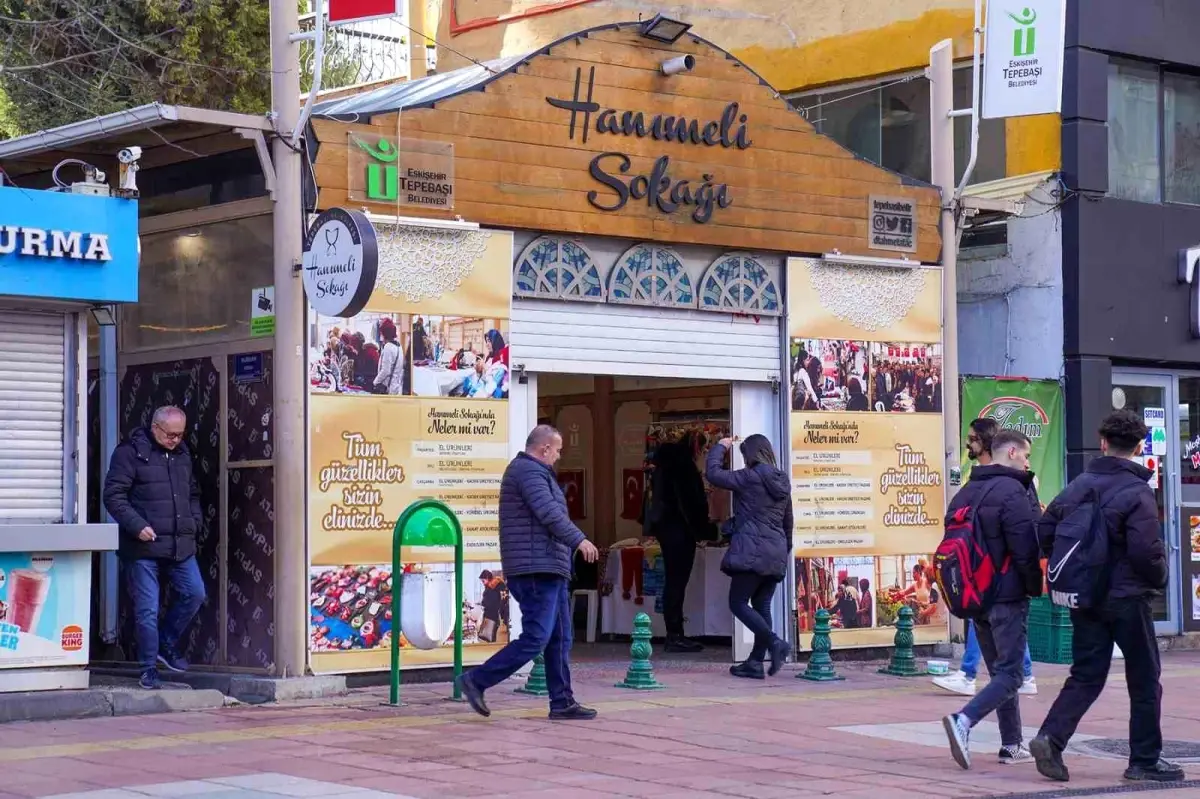 Tepebaşı Belediyesi Hanımeli Sokak\'ta Yılbaşı Hediyelikleri Yoğun İlgi Görüyor