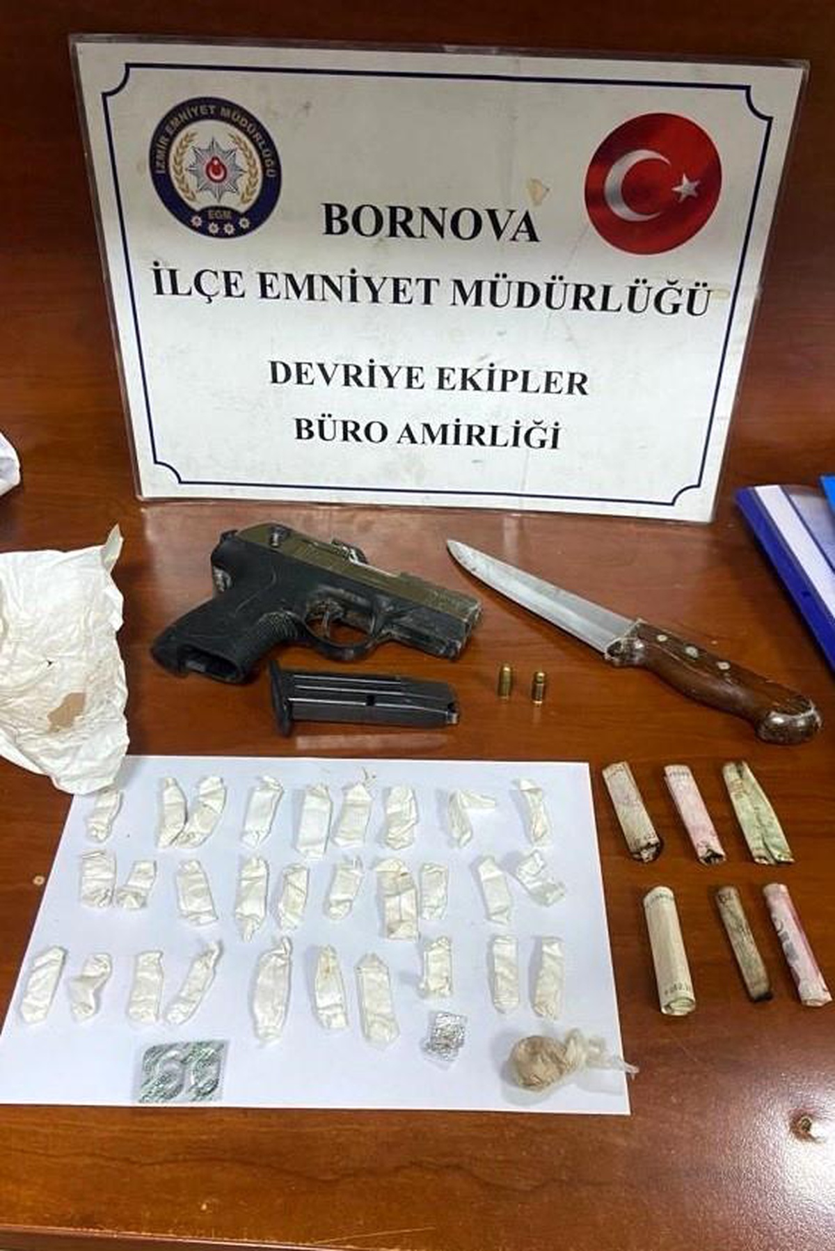 İzmir\'de zehir tacirleri kovalamaca sonucu yakalandı