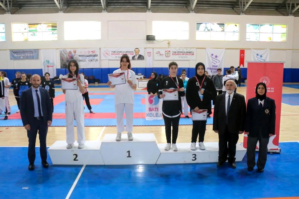 Sivas\'ta Okullar Arası Gençler A-B Karate İl Birinciliği Müsabakaları