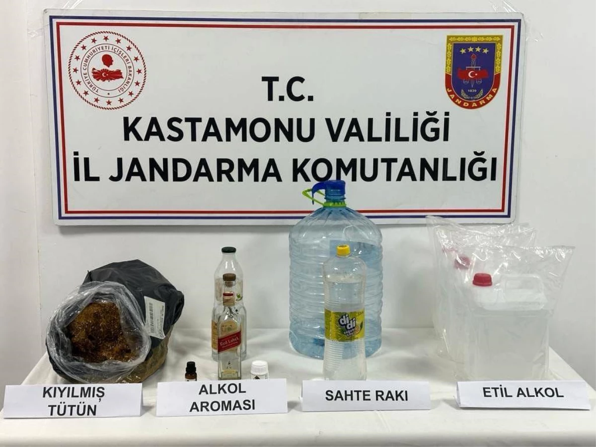 İnebolu\'da Kaçak Alkol Operasyonu: 15 Litre Etil Alkol ve 4,5 Litre Sahte Rakı Ele Geçirildi