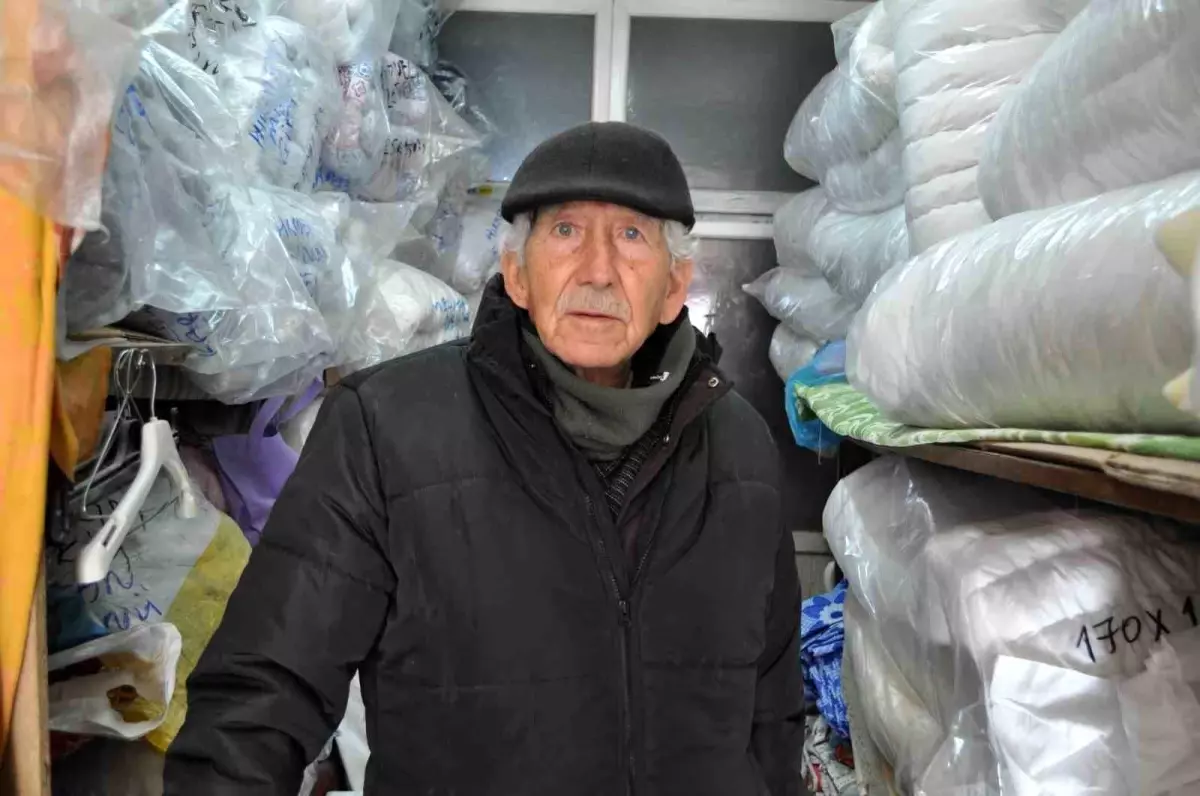 Eskişehir\'de Soğuk Havada Vatandaşlar Yün Yorganı Tercih Ediyor