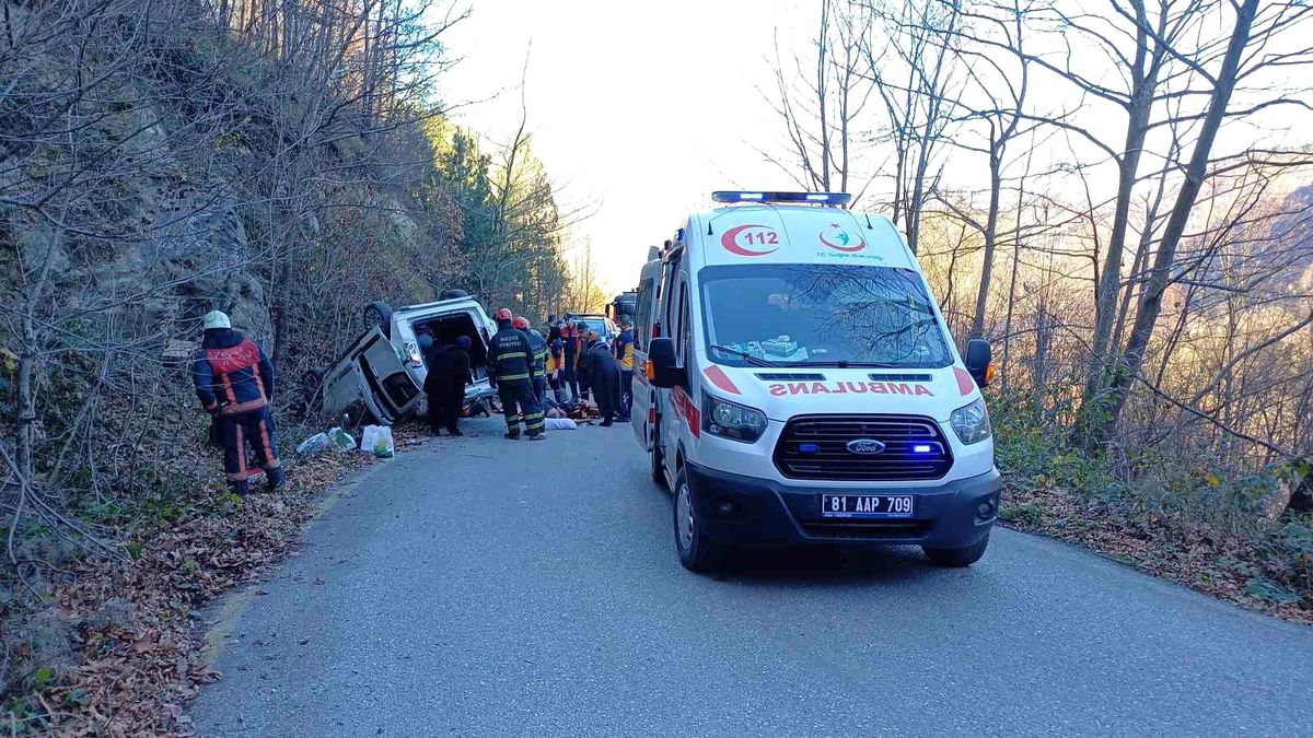 Düzce\'de hafif ticari araç takla attı: 4 yaralı