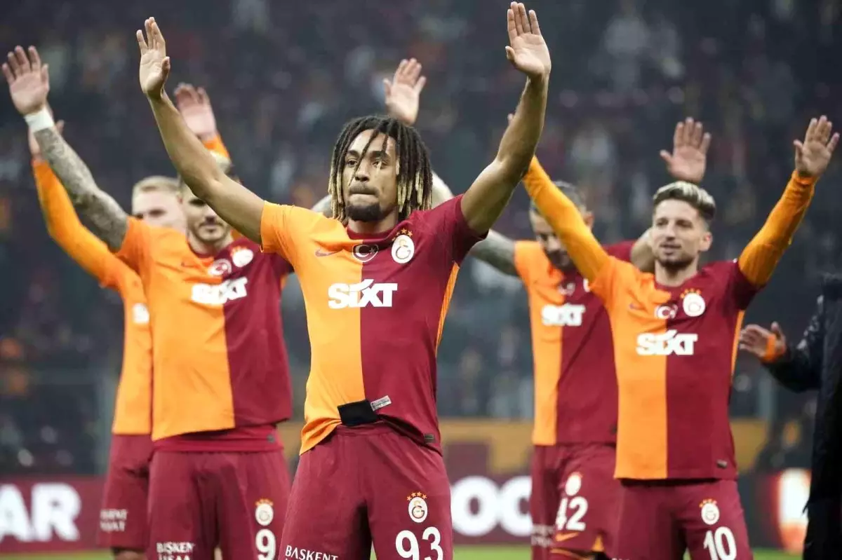 Galatasaraylı Futbolcu Sacha Boey Taraftarlara 3\'lü Çektirdi