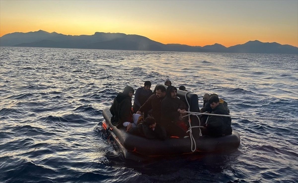 Marmaris ve Datça açıklarında 106 düzensiz göçmen kurtarıldı