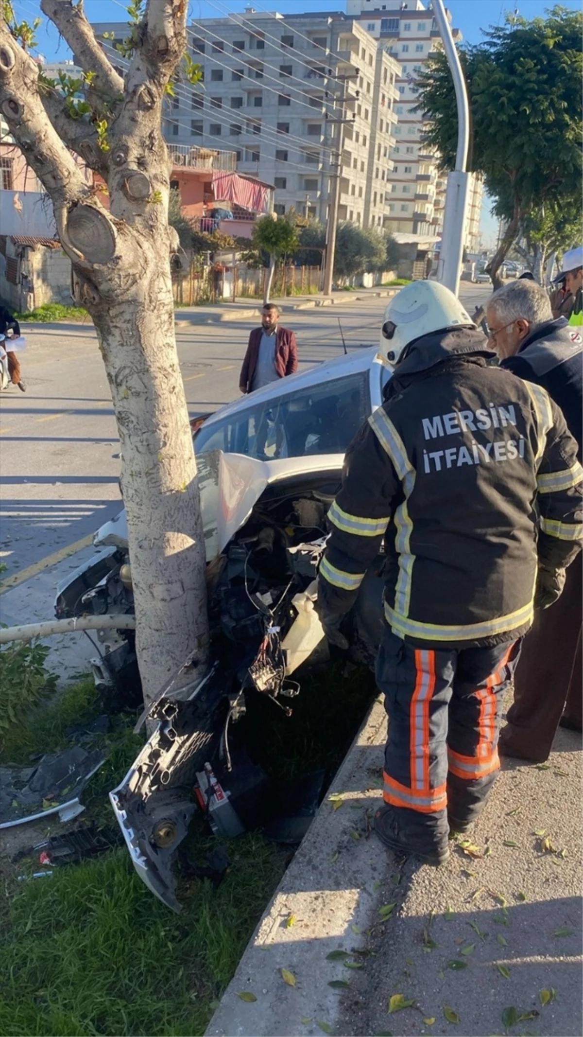 Tarsus\'ta ağaca çarpan otomobilde sıkışan sürücü kurtarıldı