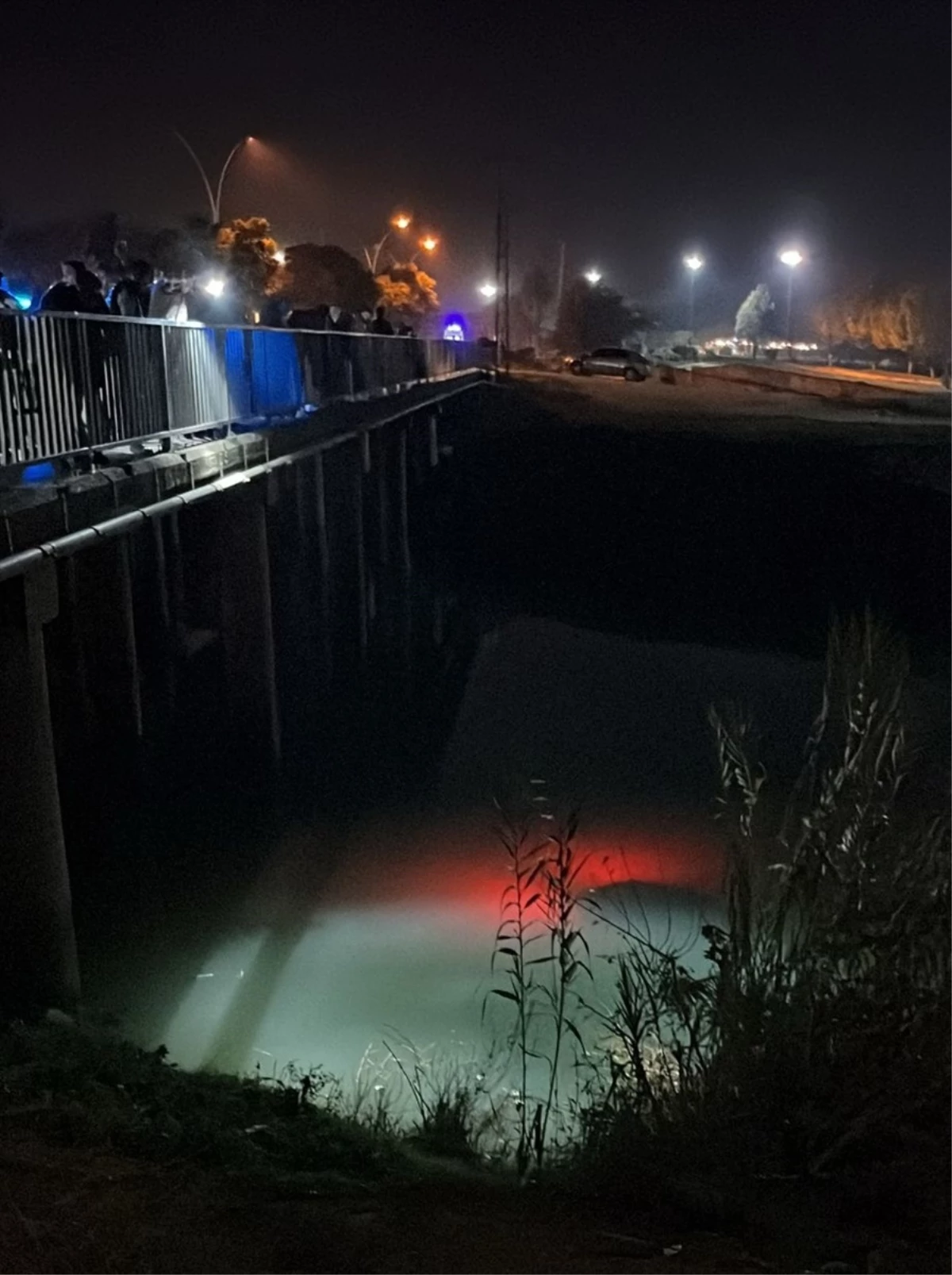 Mersin\'de Otomobil Nehre Düştü: 2 Yaralı