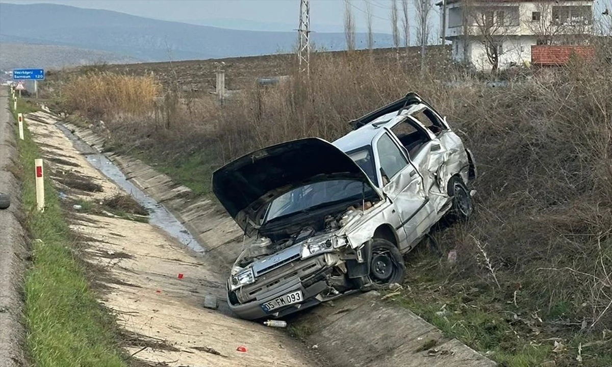 Samsun\'da devrilen otomobilin sürücüsü yaralandı