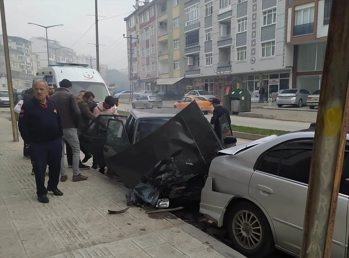 Sinop\'ta park halindeki araçlara çarpan otomobilde 2 kişi yaralandı