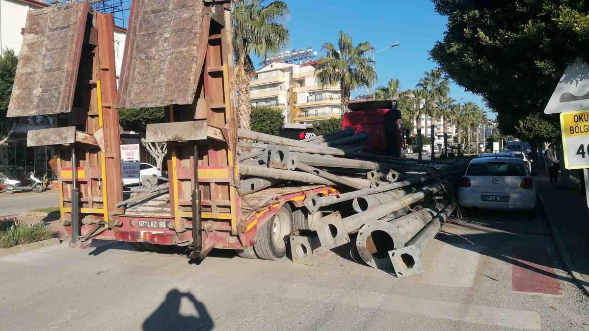 Manavgat\'ta Tırın Üzerindeki Demir Direkler Yola Devrildi