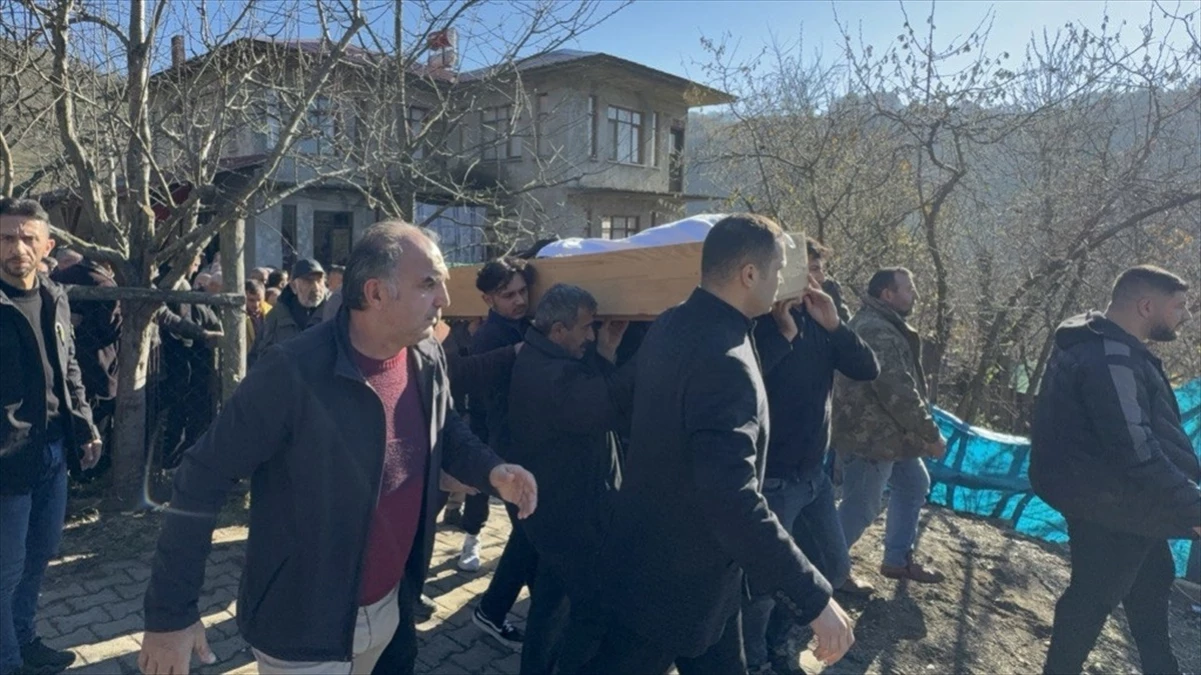İstanbul Arnavutköy\'de tırla çarpışan otomobilde hayatını kaybeden pilot Oğuzhan Dağ\'ın cenazesi defnedildi