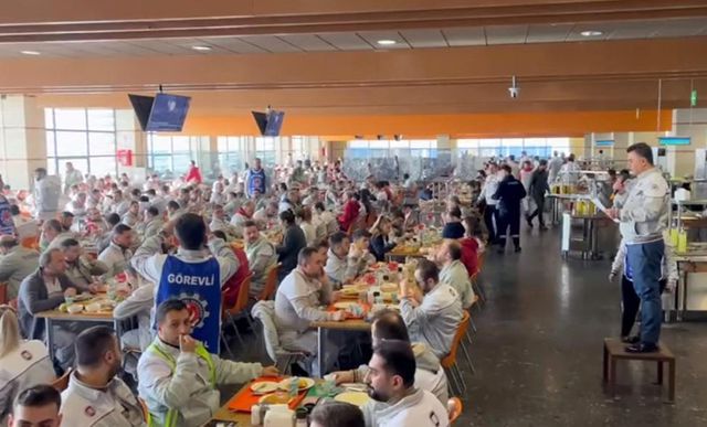 Tofaş işçilerinden yüzde 35'lik zamma tepki! Yemekhanede çatal bıçakları masaya vurup eylem yaptılar Tofaş işçilerinden yüzde 35'lik zamma tepki! Yemekhanede çatal bıçakları masaya vurup eylem yaptılar