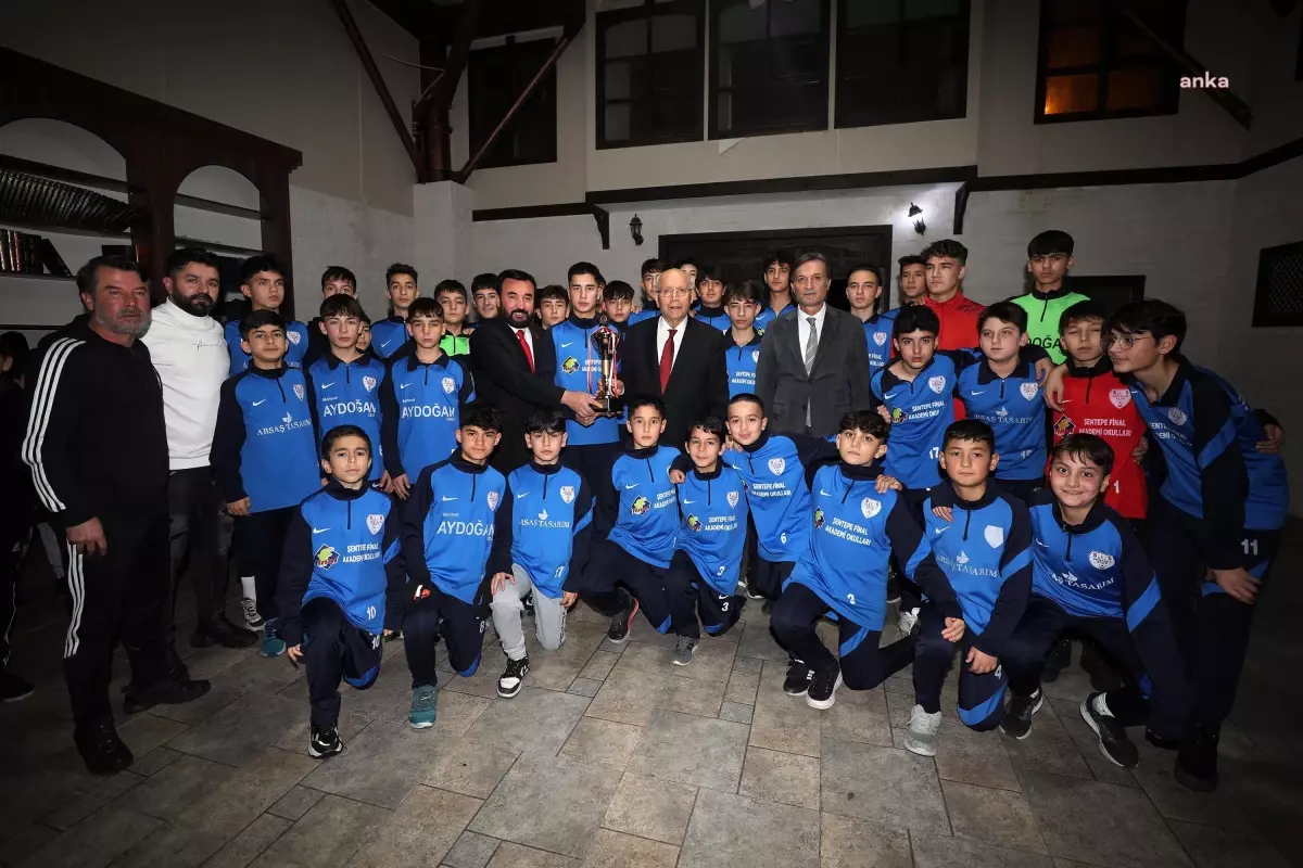 Şentepe Spor Kulübü Şampiyonluk Kupasını Yenimahalle Belediye Başkanı Fethi Yaşar ile Kaldırdı