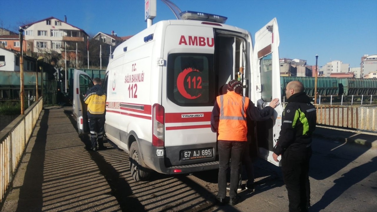Zonguldak\'ta yük treni otomobile çarptı: 3 yaralı