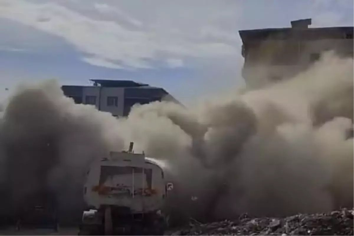 Gaziantep'te depremde ağır hasar alan bina yıkım sırasında çöktü