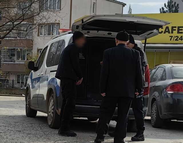 Babasının evindeki eşyaları izinsiz satınca gözaltına alındı Babasının evindeki eşyaları izinsiz satınca gözaltına alındı