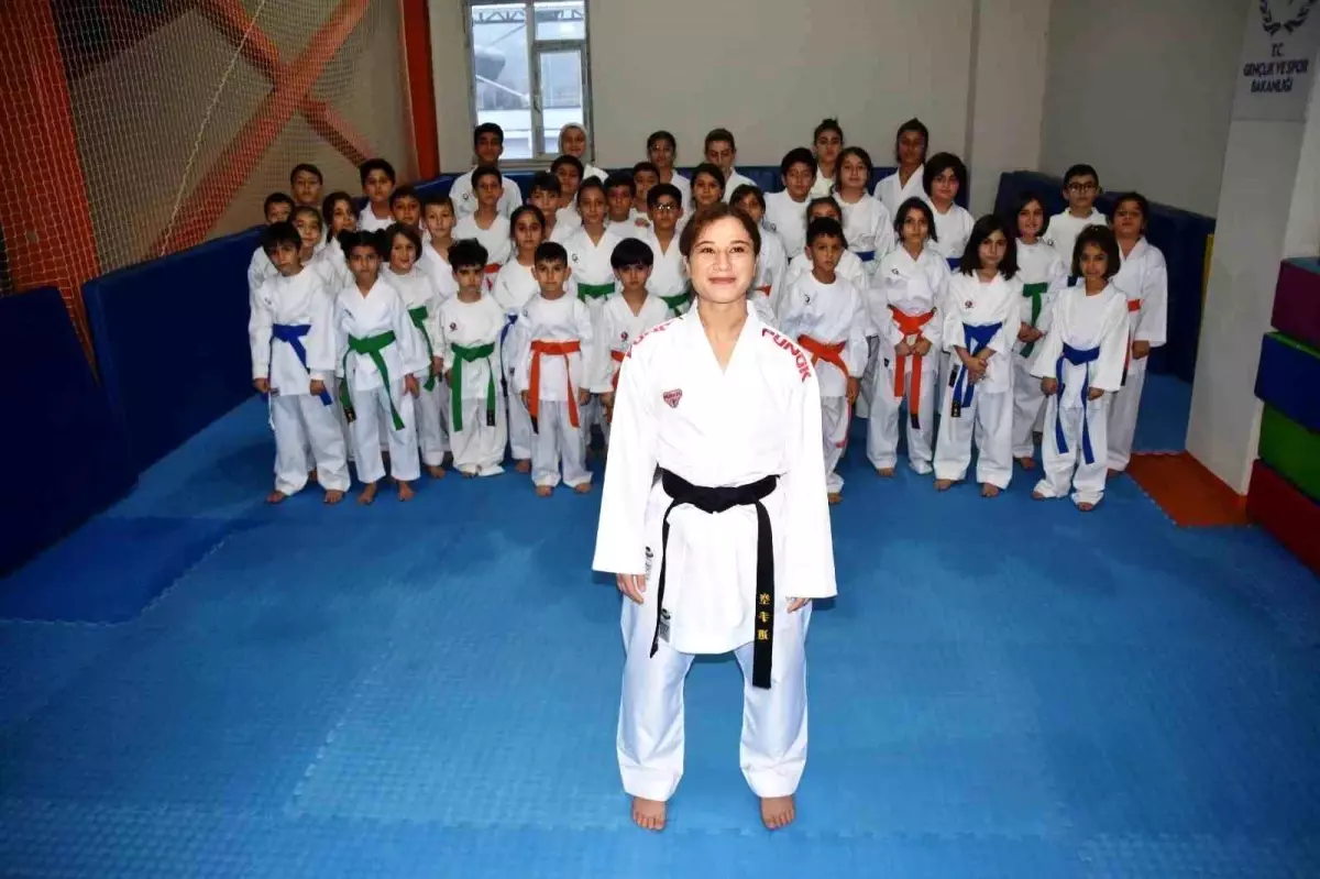 Bitlis\'te Karate Antrenörü Ayşe Meryem Yazar 100\'e Yakın Sporcu Yetiştirdi