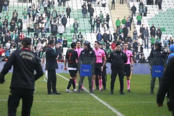 Sahada terör estiren Bursasporlu futbolculara başkanları da sahip çıkmadı