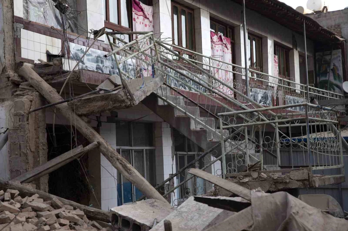 Çin\'deki depremde ölü sayısı 135\'e yükseldi