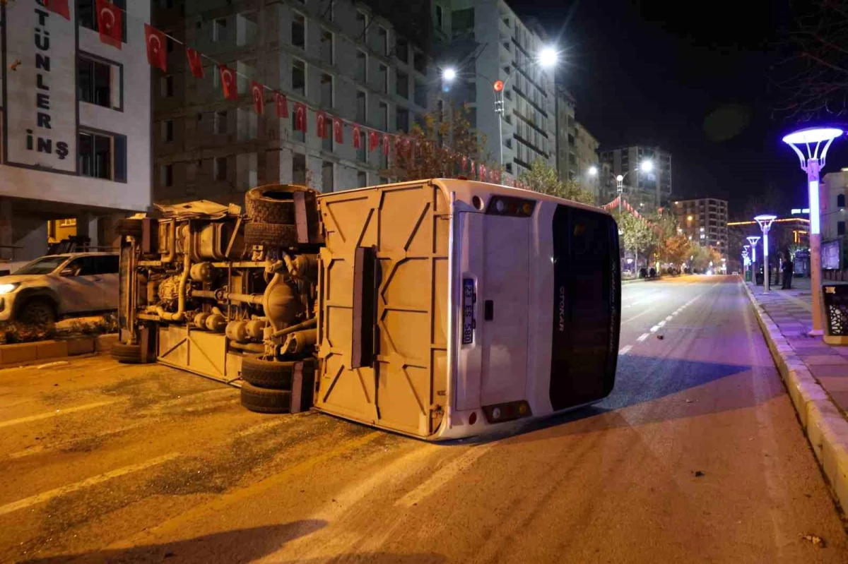 Elazığ\'da Otomobil Midibüse Çarptı: 5 Yaralı