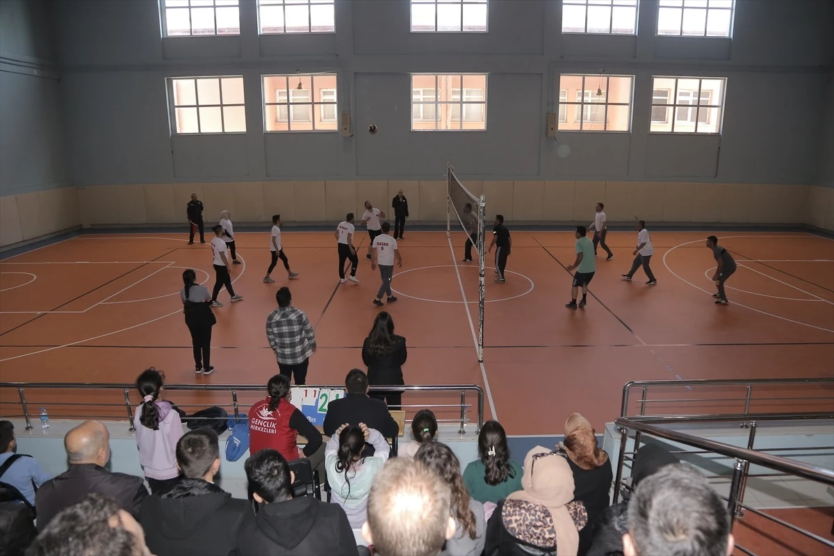 Halkapınar\'da Kurumlar Arası Voleybol Turnuvası Tamamlandı