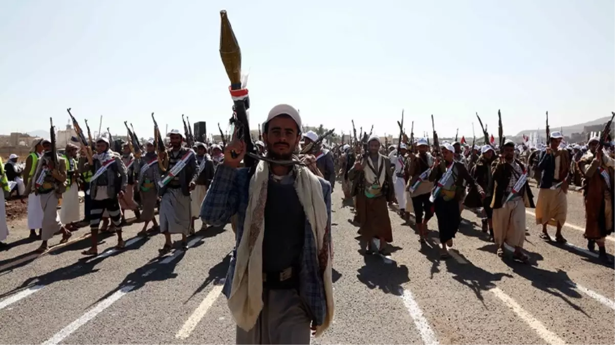 Husiler, ABD\'yi açık açık tehdit etti: Kızıldeniz\'de gerilim artarsa savaş gemilerinizi vururuz