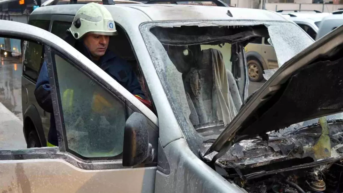 İşe giden su tesisatçısının aracı seyir halindeyken yandı