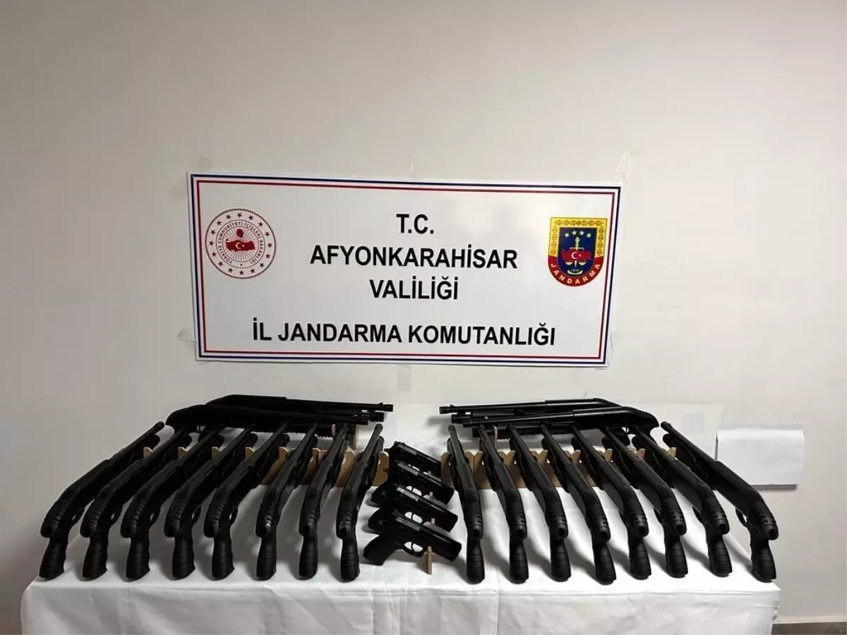 Afyonkarahisar\'da Jandarma 20 Ruhsatsız Tüfek ve 4 Tabanca Ele Geçirdi