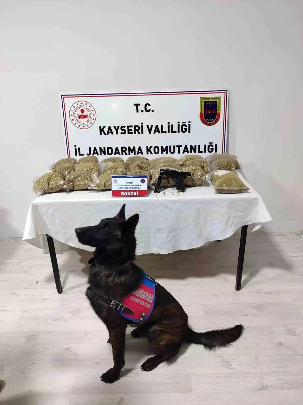 Kayseri\'de 16 Kilo Uyuşturucu ve Ruhsatsız Tabanca Ele Geçirildi