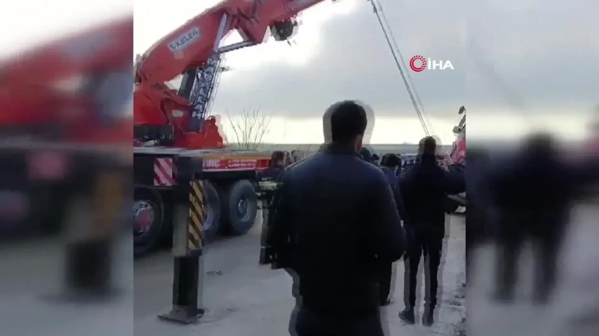 Kazaya giden itfaiye ekibinin aracı devrildi: 3 yaralı