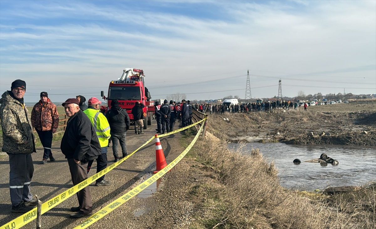 Kırklareli\'nde nehre devrilen otomobili kurtarma çalışması başlatıldı