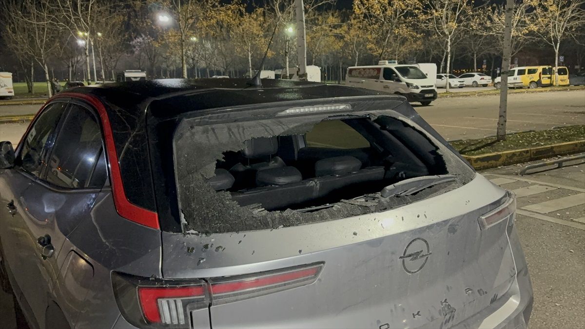 İzmit\'te açık otoparkta araç camlarının kırılması