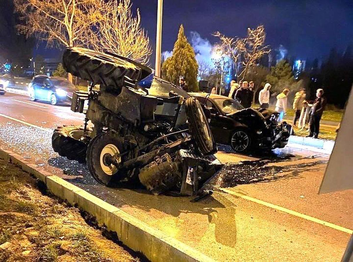 Kütahya\'da otomobil ile traktör çarpıştı: 3 yaralı